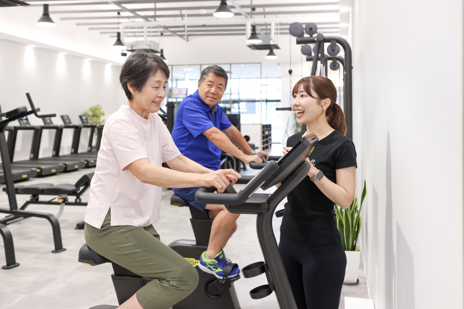 スタッフが法人会員の健康づくりをサポートする様子